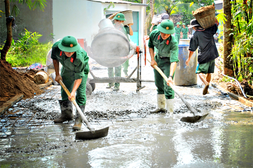 การฉลองเทศกาลตรุษเต๊ตระหว่างประชาชนกับทหารในตำบลชนบทใหม่ หมีแค๊ง